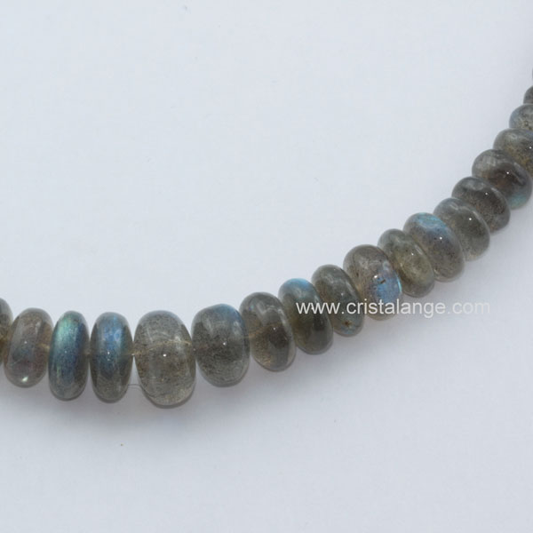 Découvrez le pouvoir des pierres en lithotherapie avec ce collier en labradorite, pierre grise aux reflets bleus