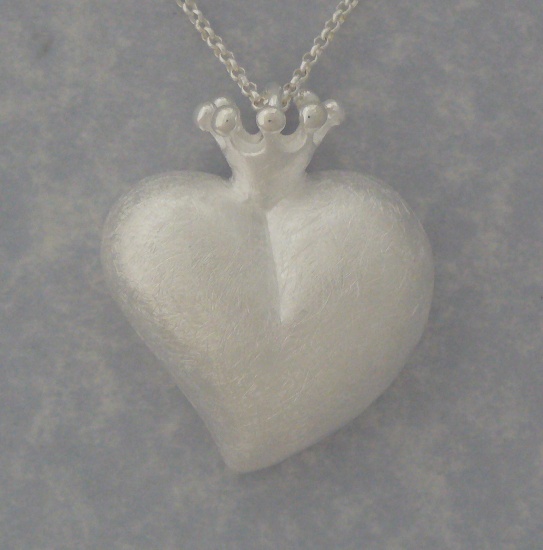 Collier avec pendentif Coeur et couronne 3 cm