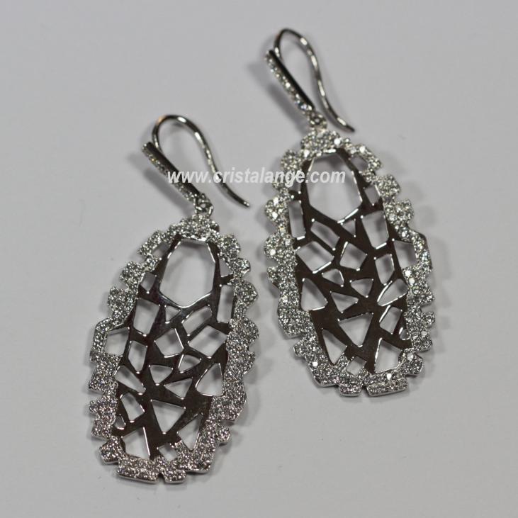 Découvrez nos bijoux en argent rhodié avec pavage de zirconiums sur le site cristalange.com donc ce bijou boucles d'oreilles.
