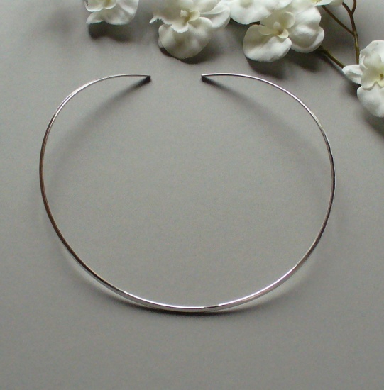 Silver rigid necklace