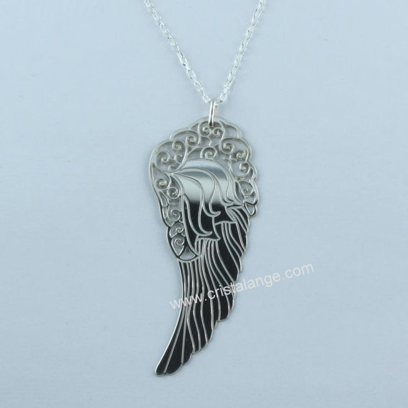Long necklace with angel wing in silver
