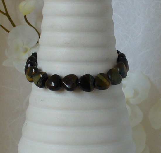 Discover the energetic properties of gemstones and precious stones, here a tiger's eye bracelet, protecting stone