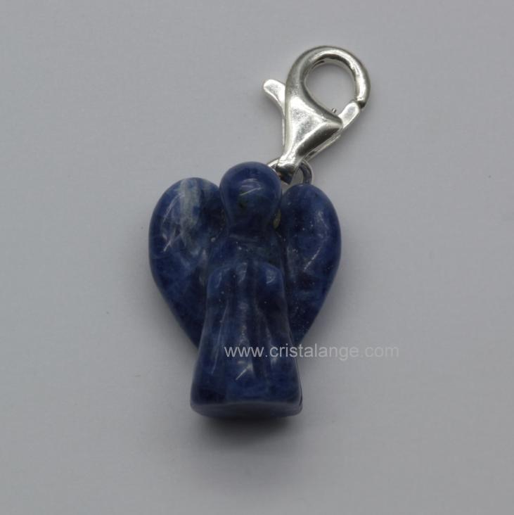 Discover the energetic properties of gemstones and semi precious stones, here a sodalite charm, blue stone