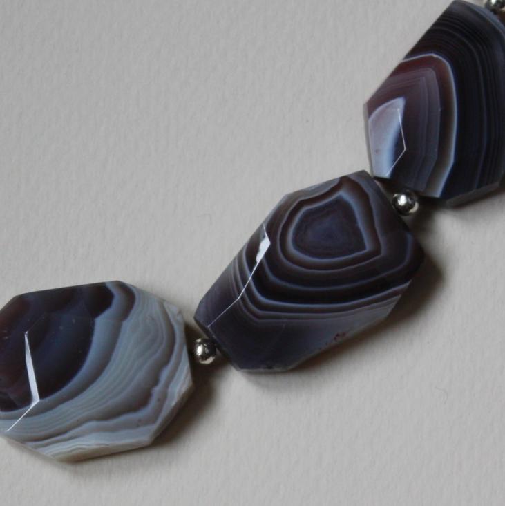 Dicover the power of gemstones with this agate, grey natural stone, necklace