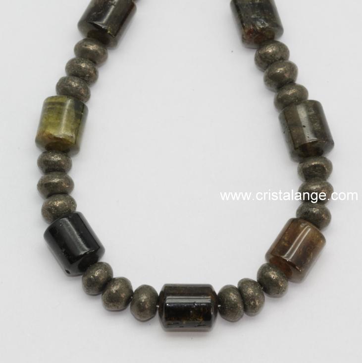 Discover the energetic properties of gemstones and precious stones, here green tourmaline necklace, green stone and pyrite