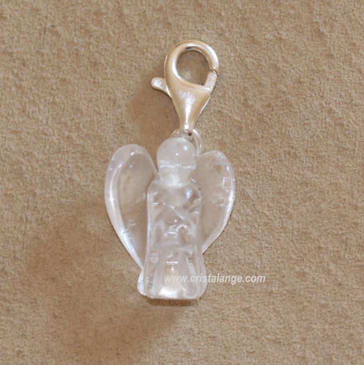 Découvrez nos bijoux anges gardiens avec pierres fines naturelles telle cette breloque bébé ange avec cristal de roche, pierre gemme transparente
