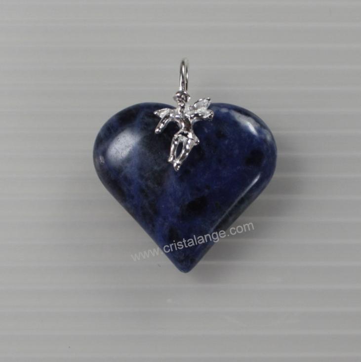 Découvrez notre gamme de bijoux anges gardiens avec pierres semi précieuses, ici un coeur en sodalite, pierre bleue, avec mini ange an argent