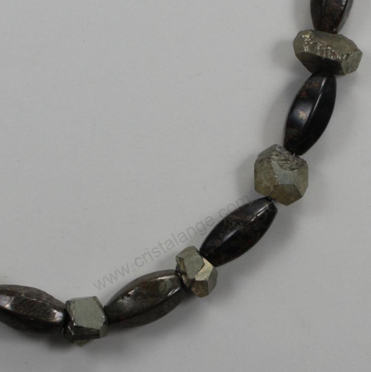 Decouvrez le pouvoir des pierres en lithotherapie avec ce collier en pyrite, pierre dorée
