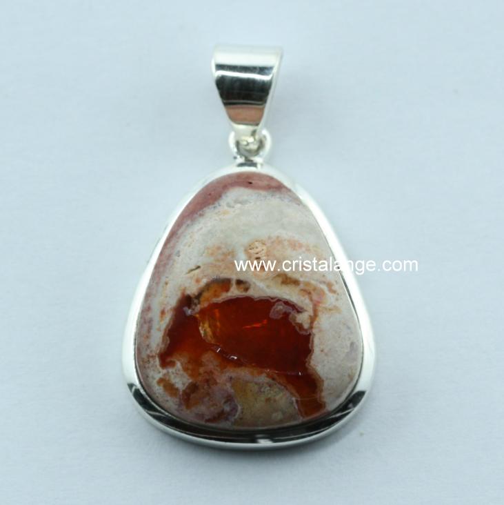 Jolie pierre opale de feu montée en pendentif argent, une pierre dynamisante pour renforcer la confiance en soi