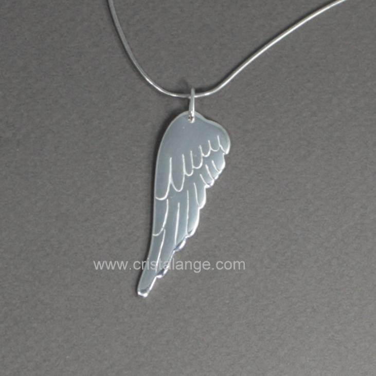 Anges: découvrez notre catalogue de bijoux anges gardiens sur le site cristalange.com dont fait partie ce collier avec pendentif aile d'ange en argent passivé.