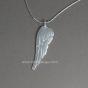 Anges: découvrez notre catalogue de bijoux anges gardiens sur le site cristalange.com dont fait partie ce collier avec pendentif aile d'ange en argent passivé.